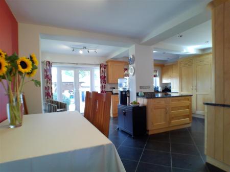 5 bedroom Detached house for sale in Perry Grove, Bingham