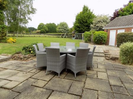 5 bedroom Detached house for sale in Woods Lane, Flintham