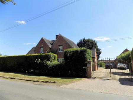 5 bedroom Detached house for sale in Spring Lane, Flintham, Nottingham