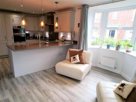 6 bedroom Detached house for sale in Cowdell Grove, Bingham