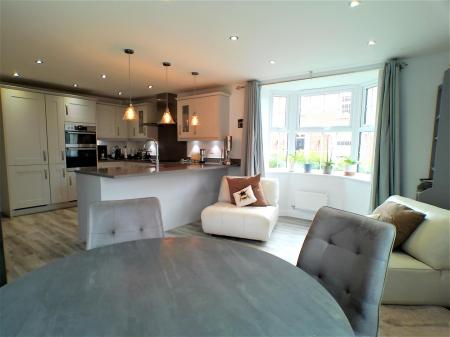 6 bedroom Detached house for sale in Cowdell Grove, Bingham