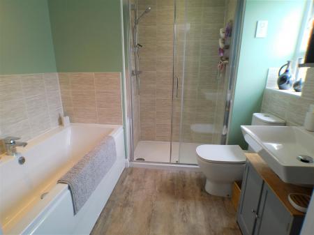 6 bedroom Detached house for sale in Cowdell Grove, Bingham