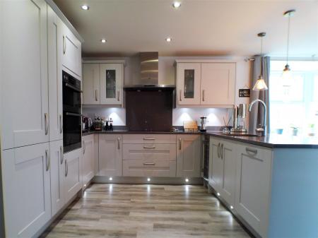 6 bedroom Detached house for sale in Cowdell Grove, Bingham