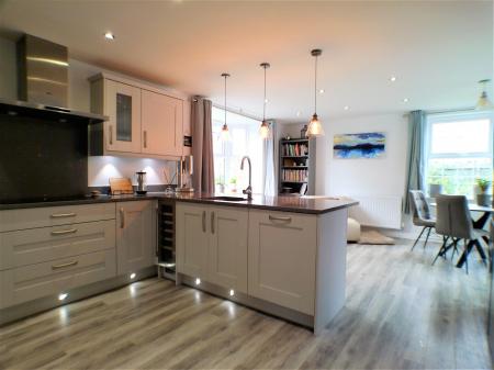 6 bedroom Detached house for sale in Cowdell Grove, Bingham