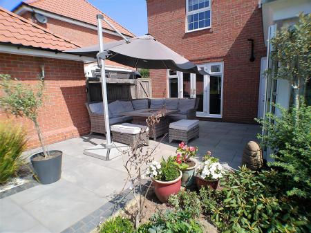 6 bedroom Detached house for sale in Cowdell Grove, Bingham
