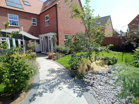 6 bedroom Detached house for sale in Cowdell Grove, Bingham