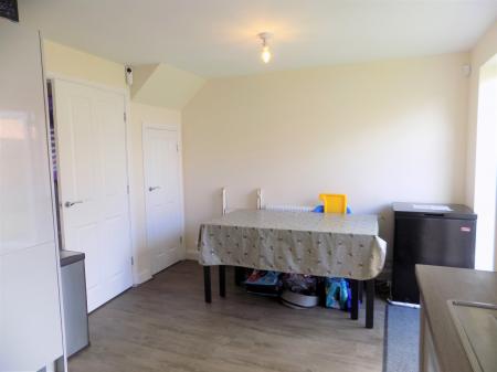 3 bedroom Semi-detached house to let in Squires Grove, Bingham, NG13