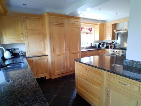 5 bedroom Detached house for sale in Perry Grove, Bingham, NG13