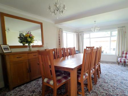 5 bedroom Detached house for sale in Perry Grove, Bingham, NG13