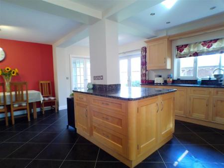 5 bedroom Detached house for sale in Perry Grove, Bingham, NG13