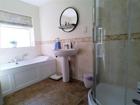 5 bedroom Detached house for sale in Perry Grove, Bingham, NG13