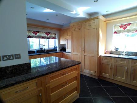 5 bedroom Detached house for sale in Perry Grove, Bingham, NG13