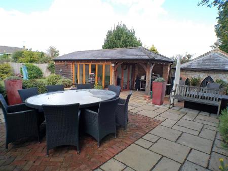 5 bedroom Detached house for sale in Perry Grove, Bingham, NG13