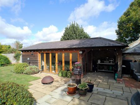 5 bedroom Detached house for sale in Perry Grove, Bingham, NG13