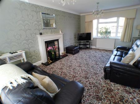 5 bedroom Detached house for sale in Perry Grove, Bingham, NG13