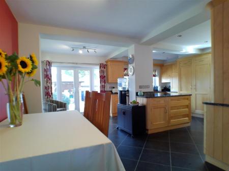 5 bedroom Detached house for sale in Perry Grove, Bingham, NG13