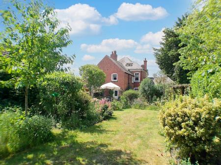5 bedroom Character Property for sale in Kneeton Road, East Bridgford, NG13