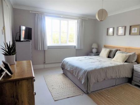 4 bedroom Detached house for sale in Winterbeck Close, Bottesford, NG13