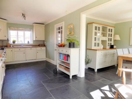 4 bedroom Detached house for sale in Winterbeck Close, Bottesford, NG13