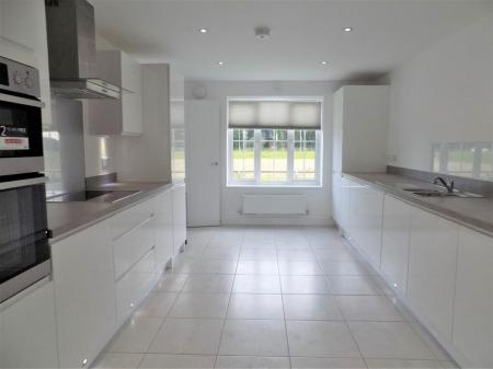 4 bedroom Detached house to let in Burrows Drive, Bingham, NG13