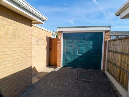 2 bedroom Detached bungalow for sale in Glendoe Grove, Bingham, NG13