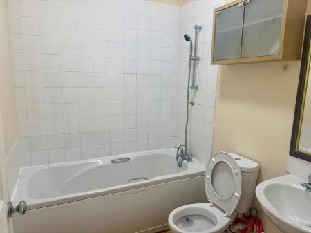 2 bedroom Flat to let in High Street, Kirton, PE20