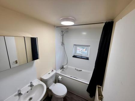 2 bedroom Flat to let in High Street, Kirton, PE20