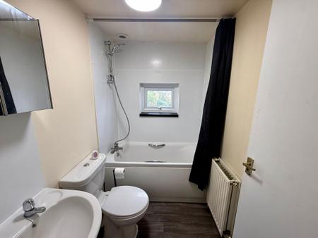 2 bedroom Flat to let in High Street, Kirton, PE20