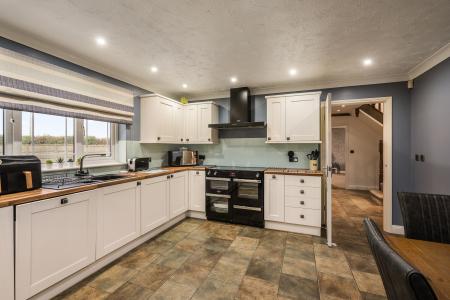 4 bedroom Detached house for sale in Park View, Frithville, Boston, PE22