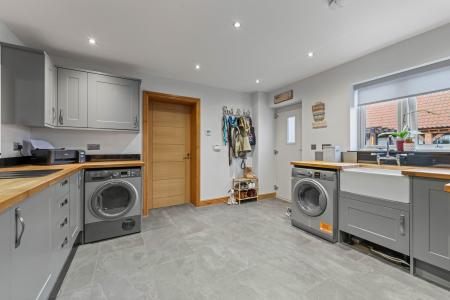 6 bedroom Detached house for sale in Wythes Lane, Fishtoft, PE21