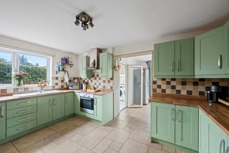 4 bedroom Detached house for sale in Spilsby Road, New Leake, PE22