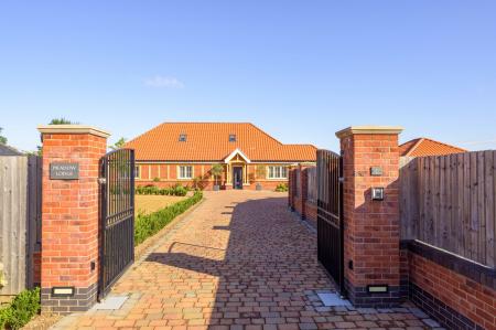 5 bedroom Detached house for sale in Meadowfields, Kirton End, PE20