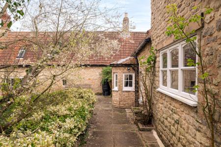 4 bedroom Semi-detached house for sale in High Street, Castle Bytham, Grantham, NG33