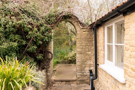 4 bedroom Semi-detached house for sale in High Street, Castle Bytham, NG33