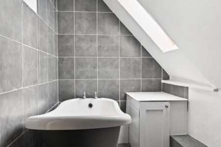 4 bedroom Semi-detached house for sale in High Street, Castle Bytham, NG33