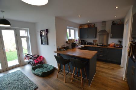 3 bedroom Semi-detached house for sale in Newton Abbot Way, Bourne, PE10