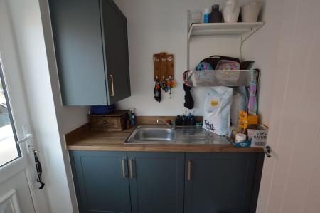 3 bedroom Semi-detached house for sale in Newton Abbot Way, Bourne, PE10