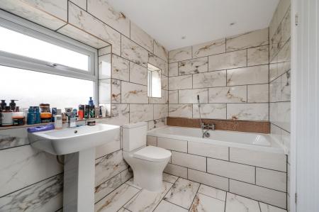 3 bedroom Terraced House for sale in Edinburgh Crescent, Bourne, PE10