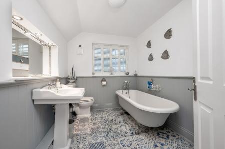 4 bedroom Detached house for sale in West Road, Pointon, NG34