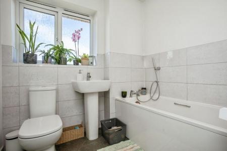 3 bedroom Semi-detached house to let in Fakenham Green, Bourne, PE10