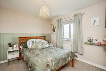 3 bedroom Semi-detached house to let in Fakenham Green, Bourne, PE10