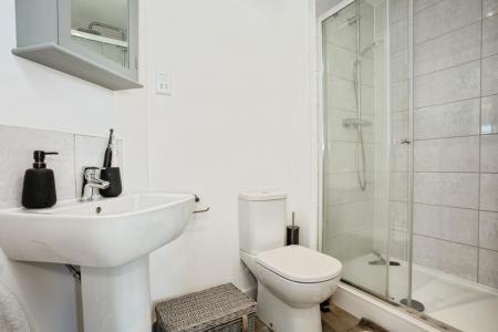 3 bedroom Semi-detached house to let in Fakenham Green, Bourne, PE10