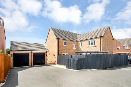 4 bedroom Detached house for sale in Plumpton Chase, Bourne, PE10