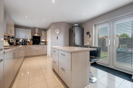 4 bedroom Detached house for sale in Plumpton Chase, Bourne, PE10