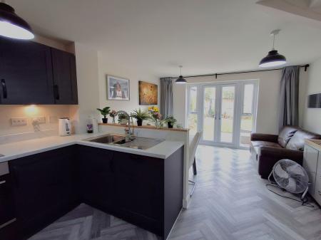 4 bedroom Semi-detached house for sale in Bates Close, Bourne, PE10