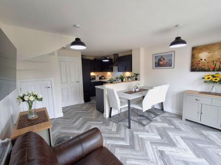 4 bedroom Semi-detached house for sale in Bates Close, Bourne, PE10