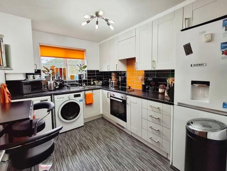 2 bedroom Flat for sale in Falcon Way, Falcon Court Falcon Way, PE10