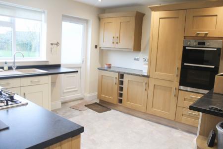 2 bedroom Detached bungalow to let in High Street, North Kelsey, LN7