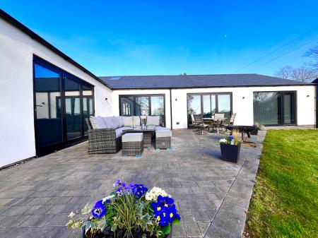 4 bedroom Bungalow for sale in Brigg Road, Moortown, LN7