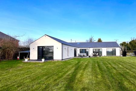 4 bedroom Bungalow for sale in Brigg Road, Moortown, LN7